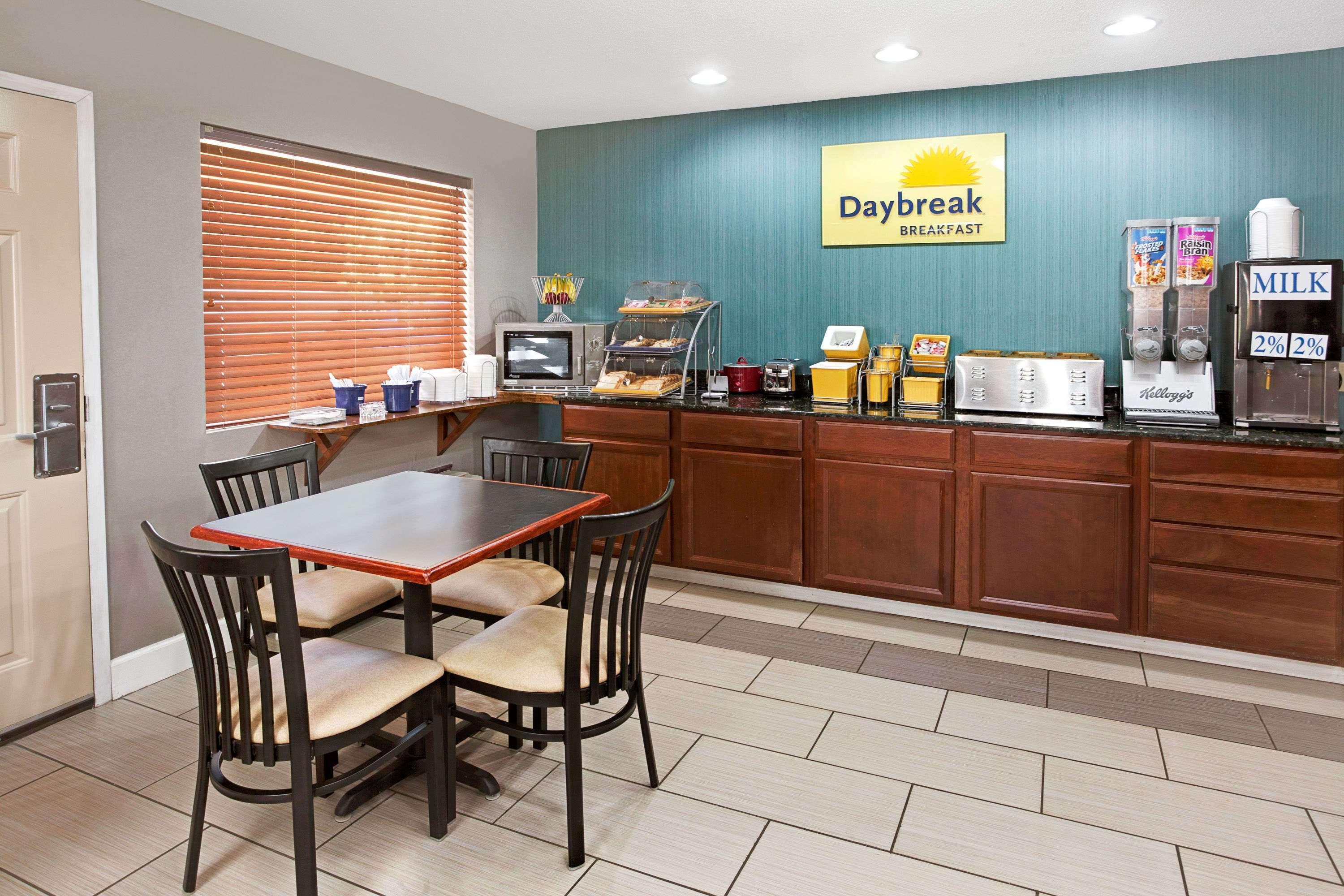 Days Inn By Wyndham Акворт Экстерьер фото