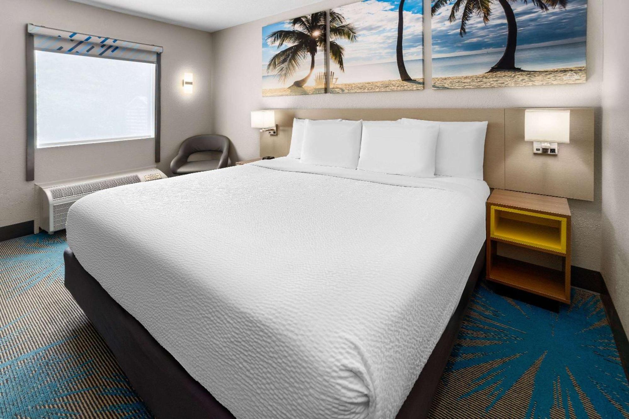 Days Inn By Wyndham Акворт Экстерьер фото
