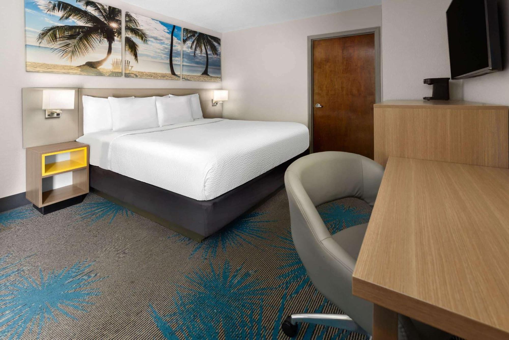 Days Inn By Wyndham Акворт Экстерьер фото