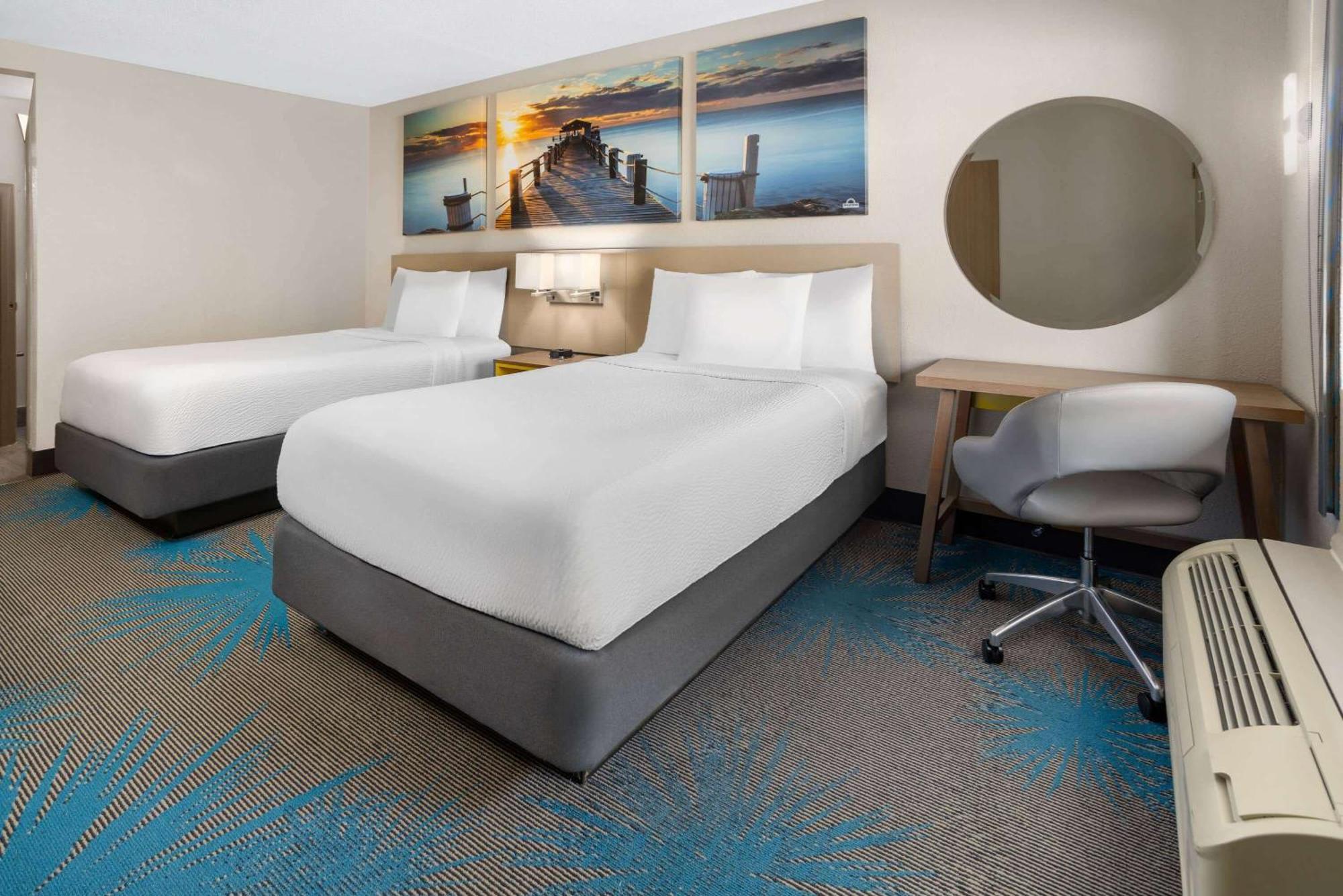 Days Inn By Wyndham Акворт Экстерьер фото